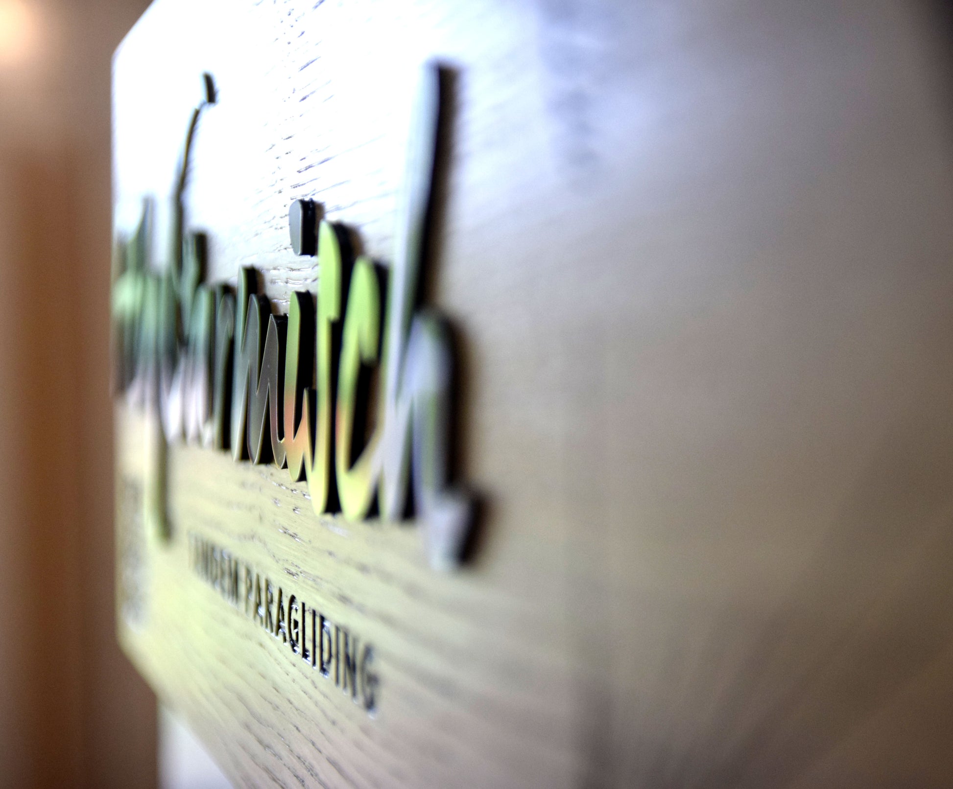 Eichenschild & schwarzes Acryl (57x20cm), Firmenlogo, Türschild personalisiert, Eingangsschild, Holzschild, Logo Firma Haustür.