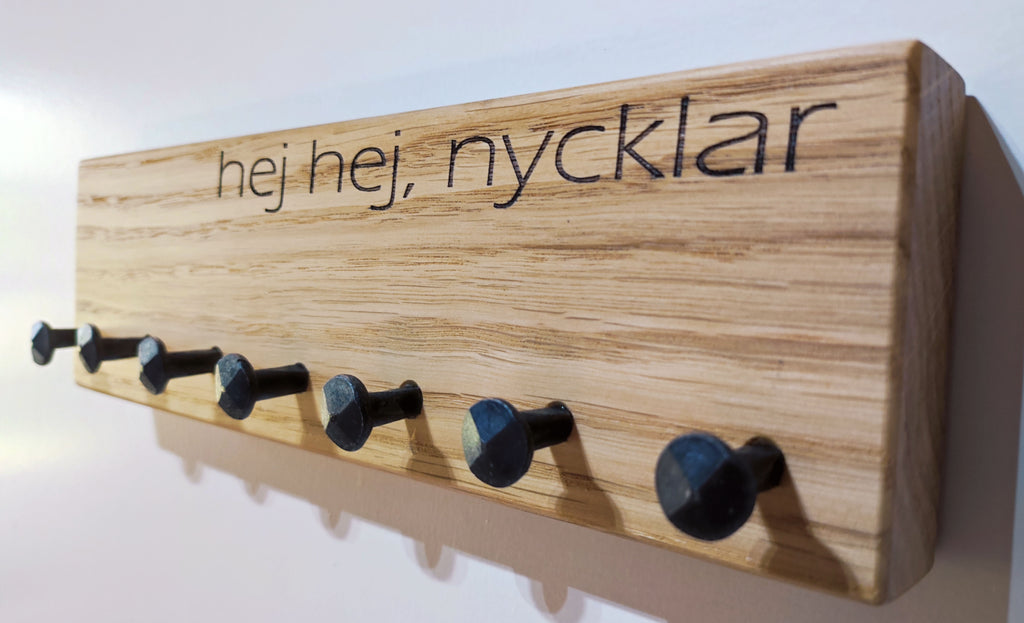 Schlüsselbrett (30x8cm) aus massiver Eiche mit 7 handgeschmiedeten Nägeln als Haken.