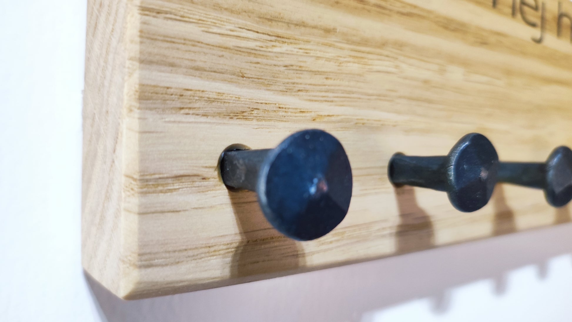 Schlüsselbrett (30x8cm) aus massiver Eiche mit 7 handgeschmiedeten Nägeln als Haken.