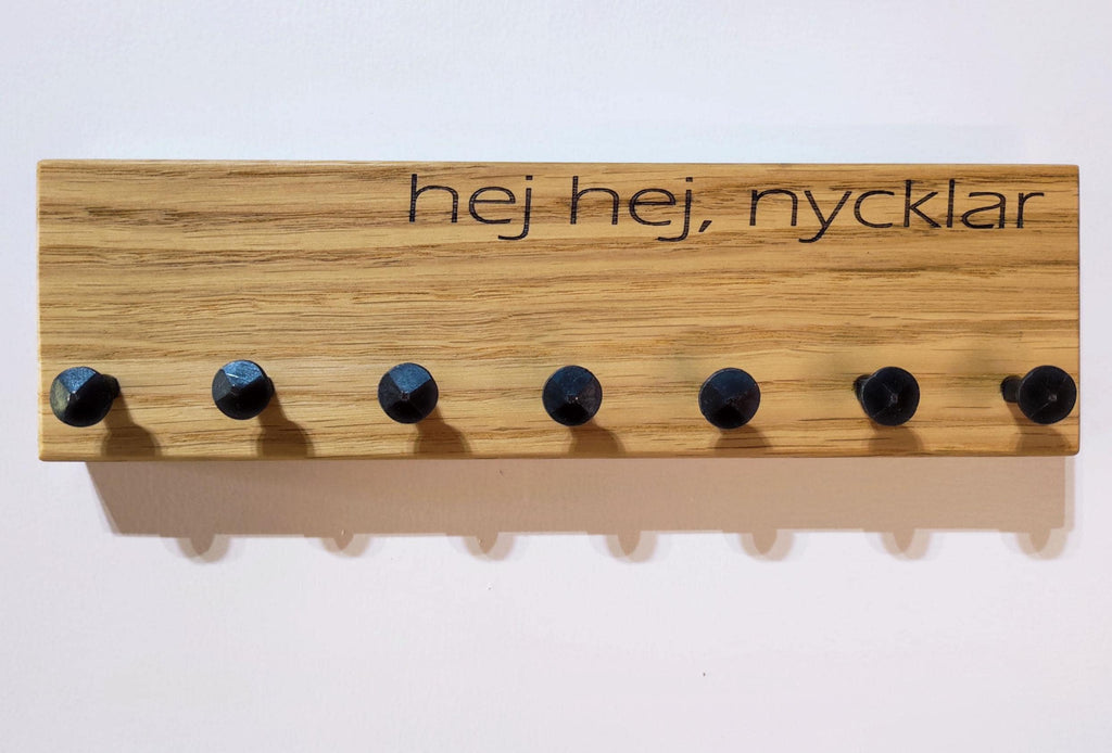 Schlüsselbrett (30x8cm) aus massiver Eiche mit 7 handgeschmiedeten Nägeln als Haken.