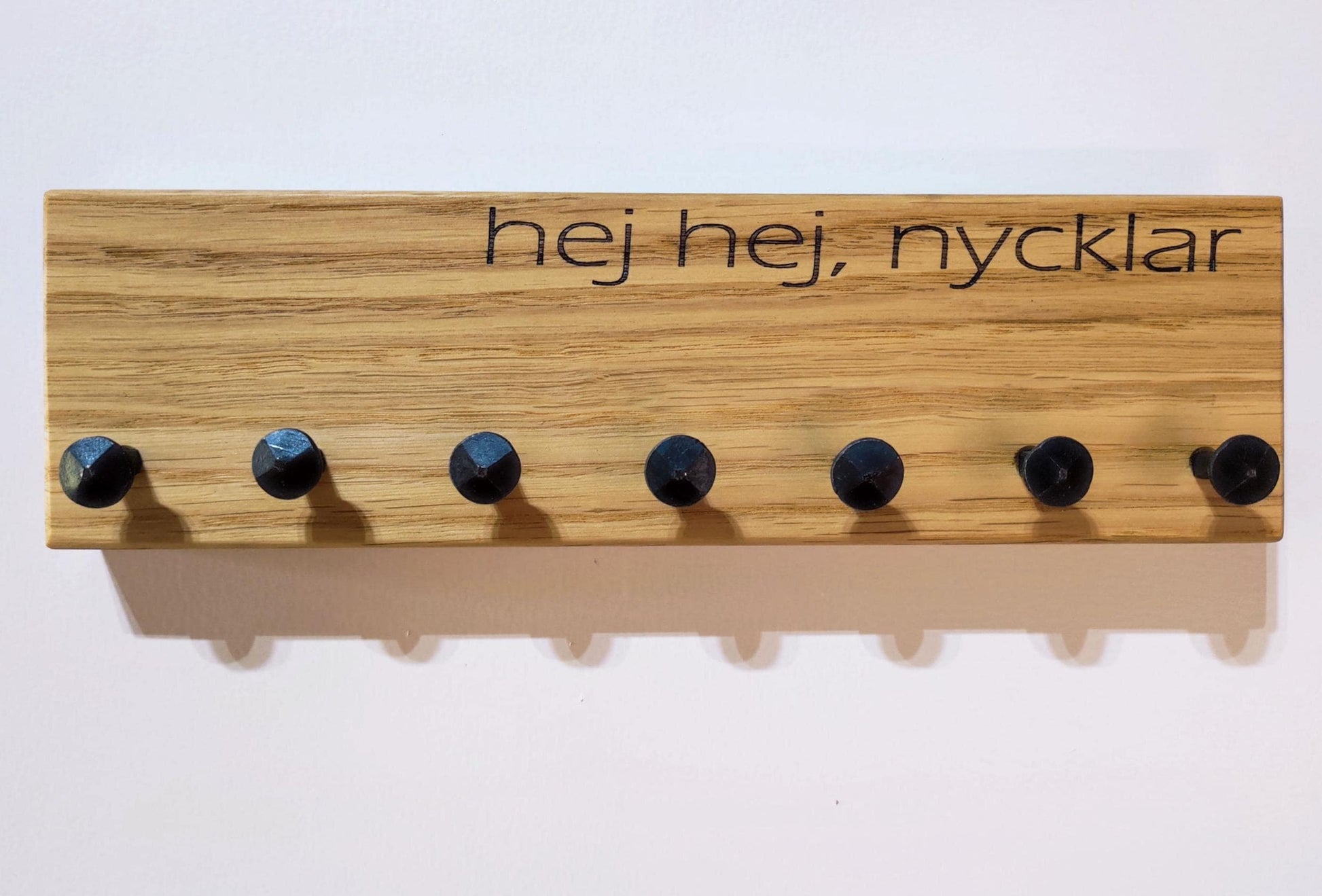 Schlüsselbrett (30x8cm) aus massiver Eiche mit 7 handgeschmiedeten Nägeln als Haken.